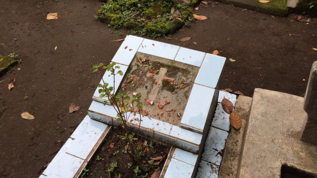 Makam yang dirusak oleh orang tak di kenal di Pemakanman Malangan, Tidar Utara, Magelang Selatan, Kota Magelang. (Foto: Arfiansyah Panji Purnandaru/kumparan)