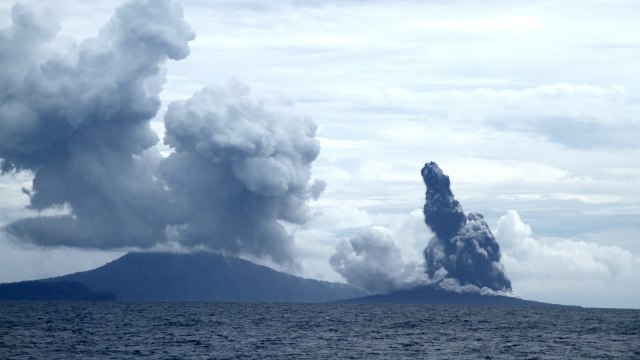 Gunung Anak Krakatau saat erupsi, Selasa (1/1). (Foto: AFP/AZWAR IPANK)