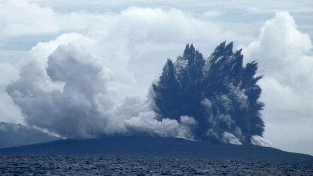 Gunung Anak Krakatau saat erupsi, Selasa (1/1). (Foto: AFP/AZWAR IPANK)