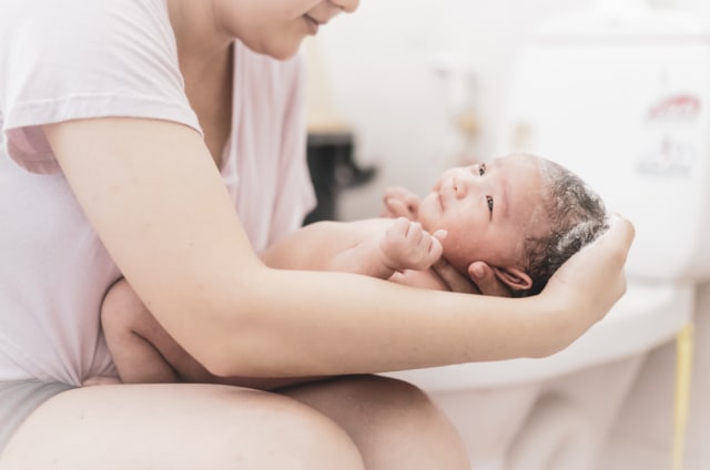 com-Memandikan bayi (Foto: Shutterstock)