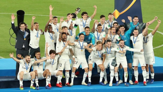 Para pemain Real Madrid merayakan gelar juara Piala Dunia Antarklub 2018. (Foto: REUTERS/Ahmed Jadallah)