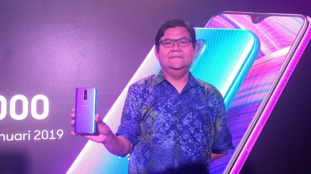 PR Manager Oppo Indonesia, Aryo Meidianto, pamer Oppo R17 Pro. (Foto: Bianda Ludwianto/kumparan)