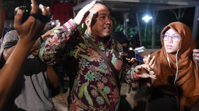 Asisten Pribadi Menpora Miftahul Ulum meninggalkan gedung KPK usai menjalani pemeriksaan di Jakarta, Kamis (3/1/2019). (Foto:  ANTARA FOTO/Akbar Nugroho Gumay)