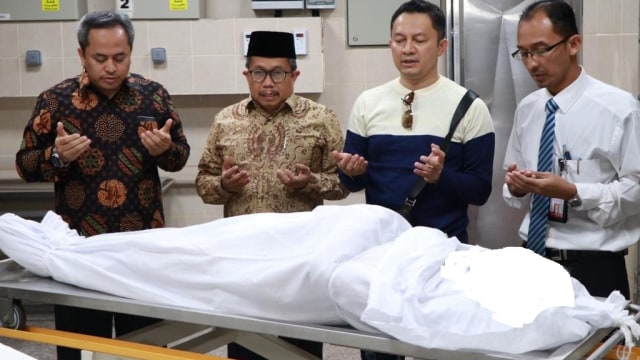 Konjen RI di Jeddah, Mohamad Hery Saripudin, (dua dari kiri) mendoakan jenazah paman Jokowi, Mulyono Herlambang, sebelum dipulangkan ke Indonesia. (Foto: Dok KJRI Jeddah)