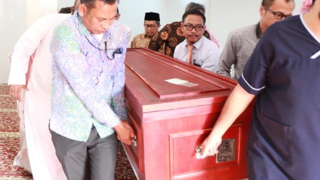 Pemulangan jenazah paman Jokowi, Mulyono Herlamang, yang meninggal saat umrah. (Foto: Dok. KJRI Jeddah)