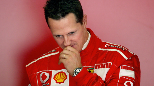 Michael Schumacher bersiap sebelum balapan F1 di Sirkuit Jerez pada 12 Oktober 2006. (Foto: Jose Luis Roca/AFP)