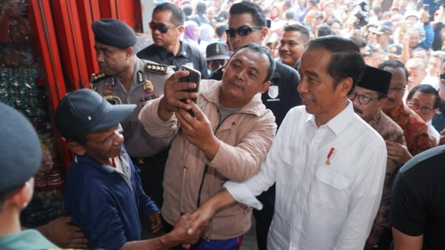 Presiden Jokowi menyapa warga saat blusukan ke pasar Ngemplak, Tulungagung, Jawa Timur. Foto: Dok. Biro Pers Sekretariat Presiden