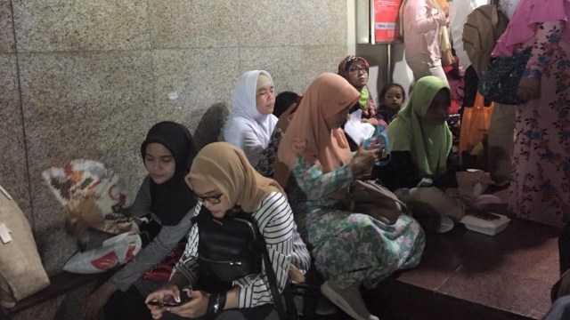 Kondisi Calon Jemaah Umroh Saat Menunggu Pengurusan Biometrik di Lantai 1, Pasar Raya Blok M, Jakarta. (Foto: Abdul Latif/Kumparan)