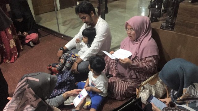 Calon Jemaah Umroh Saat Menunggu Pengurusan Biometrik di Lantai 1, Pasar Raya Blok M, Jakarta. (Foto: Abdul Latif/Kumparan)