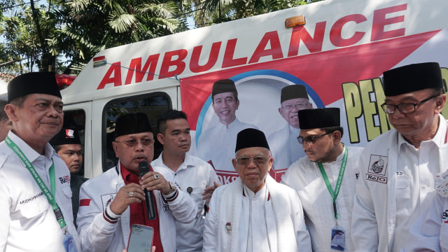 Suasana pelepasan 40 tim medis dan SAR Rejo ke Pandeglang Banten dari kediaman Cawapres nomor urut 1 Ma'aruf Amin. (Foto: Iqbal Firdaus/kumparan)