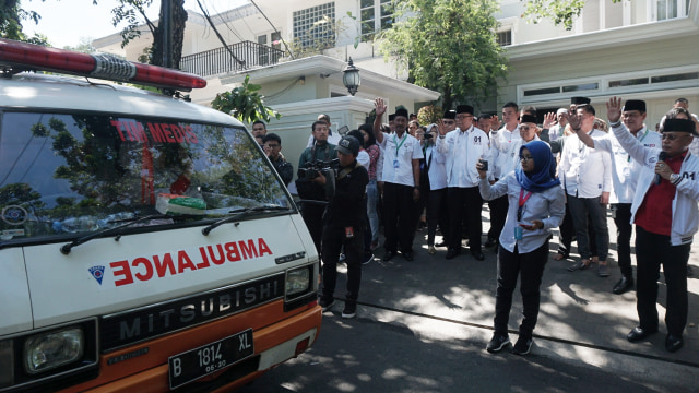 Suasana pelepasan 40 tim medis dan SAR Rejo ke Pandeglang Banten dari kediaman Cawapres nomor urut 1 Ma'aruf Amin. (Foto: Iqbal Firdaus/kumparan)
