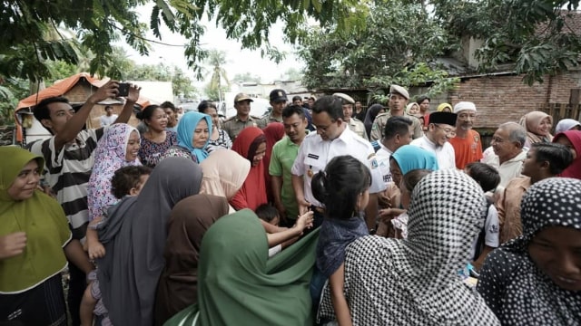 Gubernur DKI Jakarta Anies Baswedan mengunjungi korban gempa di Lombok. (Foto: Instagram/@aniesbaswedan)
