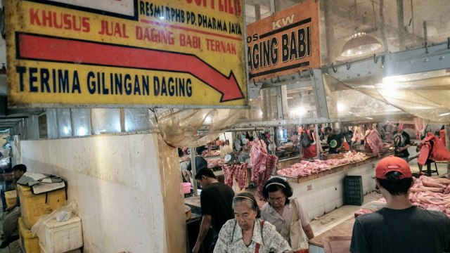 Suasana pasar penjual daging babi di Pasar Senen, Jakarta. (Foto: Nugroho Sejati/kumparan)