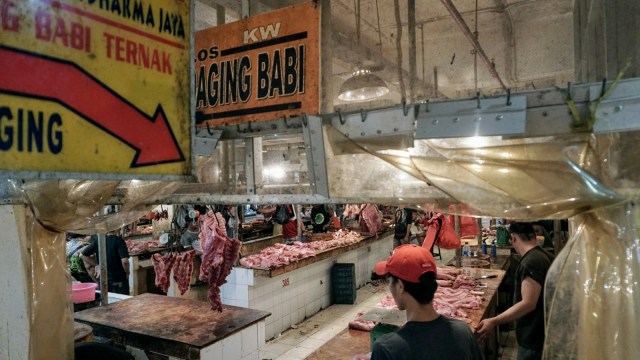 Suasana pasar penjual daging babi di Pasar Senen, Jakarta. (Foto: Nugroho Sejati/kumparan)