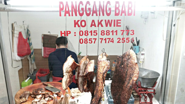 Pedagang daging babi panggang yang ada di Pasar Senen, Jakarta. (Foto: Nugroho Sejati/kumparan)
