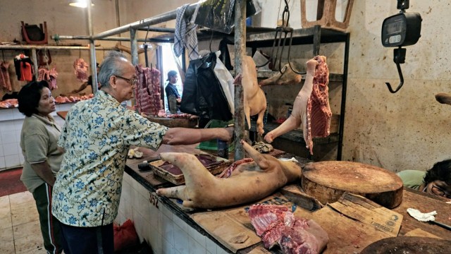 Pembeli daging babi sedang melihat kualitas daging babi yang akan dibeli. (Foto: Nugroho Sejati/kumparan)