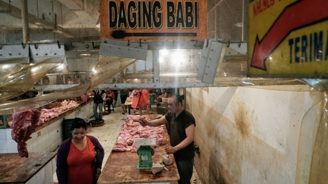 Pedagang daging babi di Pasar Senen, Jakarta. (Foto: Nugroho Sejati/kumparan)