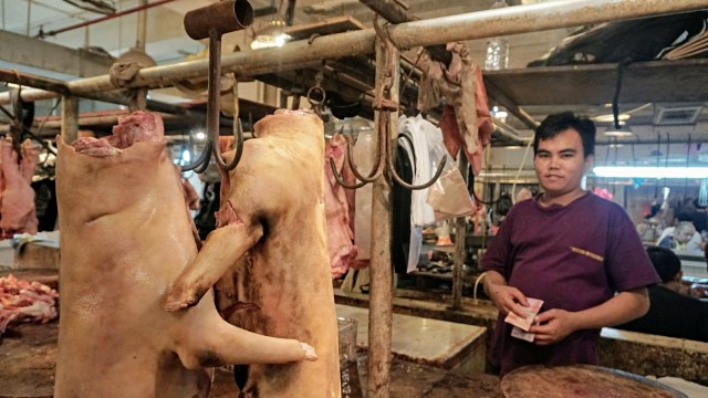Pedagang daging babi yang ada di Pasar Senen, Jakarta. (Foto: Nugroho Sejati/kumparan)