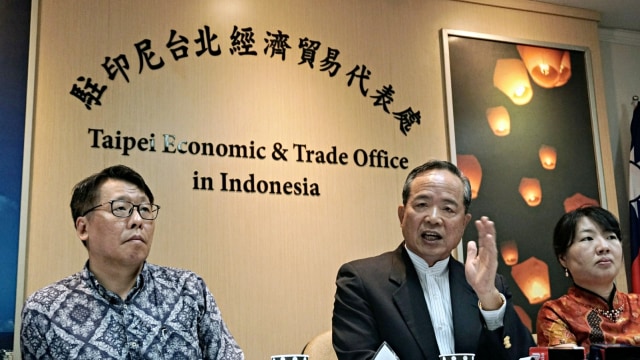 Kepala perwakilan KDEI, Chen Chung (John C. Chen) (tengah) memaparkan keterangan kepada awak media terkait mahasiswa Indonesia dipaksa jadi buruh di Taiwan. (Foto: Nugroho Sejati/kumparan)