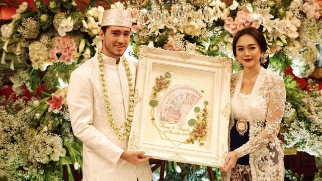 Aura Kasih dan Eryck Amaral menikah. (Foto: instagram/riefinka_seserahan)