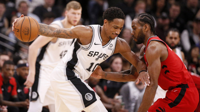 Pemain San Antonio Spurs, DeMar DeRozan, menghadapi pemain Toronto Raptors, Kawhi Leonard. (Foto: Soobum Im-USA TODAY Sports via Reuters)