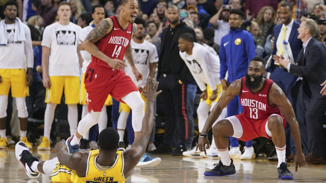 Pemain Houston Rockets, James Harden, berselebrasi di hadapan pemain Golden State Warriors, Draymond Green. (Foto: Kyle Terada-USA TODAY Sports via Reuters)