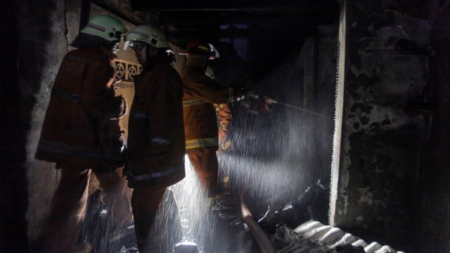 Petugas pemadam kebakaran mencoba memadamkan api yang membakar kawasan padat penduduk di kawasan Tambora, Jakarta, Kamis (3/1) (Foto: ANTARA FOTO/Muhammad Adimaja)