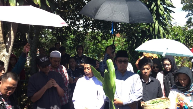 Sambutan Walikota Sukabumi Achmad Fahmi usai pemakaman Torro Margens (Foto: Giovanni/kumparan)