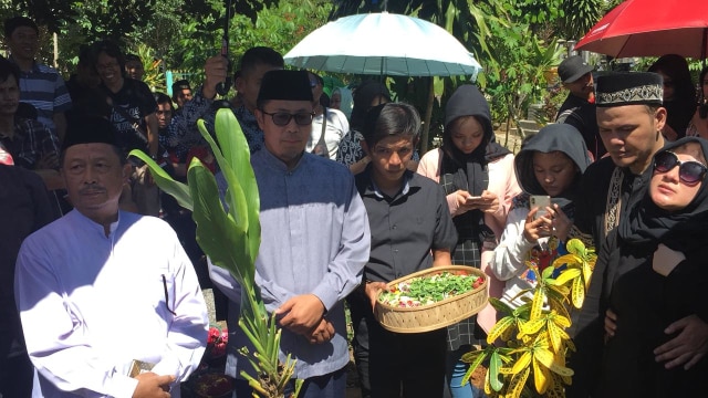 Suasana prosesi pemakaman aktor senior Torro Margens di TPU Ciandam Sukabumi (Foto: Giovanni/kumparan)