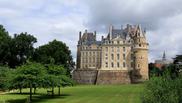 Tampak Depan Kastil de Brissac di Prancis (Foto: Flickr / Loïc Gouyette)