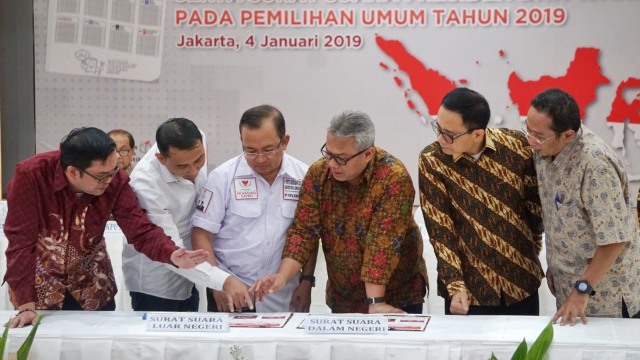 Rapat validasi dan approval surat suara anggota DPR-RI serta surat suara presiden dan wakil presiden pada pemilihan umum tahun 2019 di Gedung KPU, Jakarta, (4/1/2019). (Foto: Irfan Adi Saputra/kumparan)