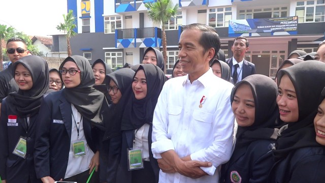 Di Tulungagung, Presiden Joko Widodo Sempat Ngevlog Bareng Mahasiswa