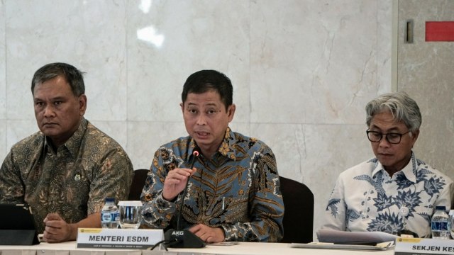 Menteri ESDM, Ignasius Jonan (tengah) saat konferensi pers Kinerja Kementerian ESDM Tahun 2018 di Gedung Kementerian ESDM, Jakarta, Jumat (4/1). (Foto: Nugroho Sejati/kumparan)