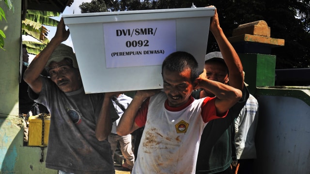 Warga mengusung keranda jenazah saat acara pemakaman korban tsunami tak teridentifikasi ke TPU (Tempat Pemakaman Umum) Ninik-Aki di Cigadung, Pandeglang, Banten, Jumat (4/1/2019). (Foto: ANTARA FOTO/Asep Fathulrahman)