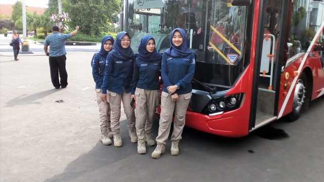 Karyawan Suroboyo Bus berfoto bersama pada acara peluncuran armada tambahan di Balai Kota Surabaya. (Foto: Nuryatin Phaksy Sukowati/kumparan)