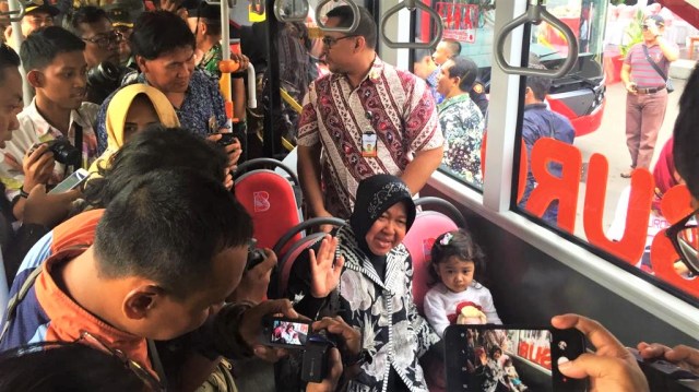 Wali Kota Surabaya, Tri Rismaharini mengajak cucu pertamanya, Gwen, untuk duduk bersama menaiki Suroboyo Bus. (Foto: Nuryatin Phaksy Sukowati/kumparan)
