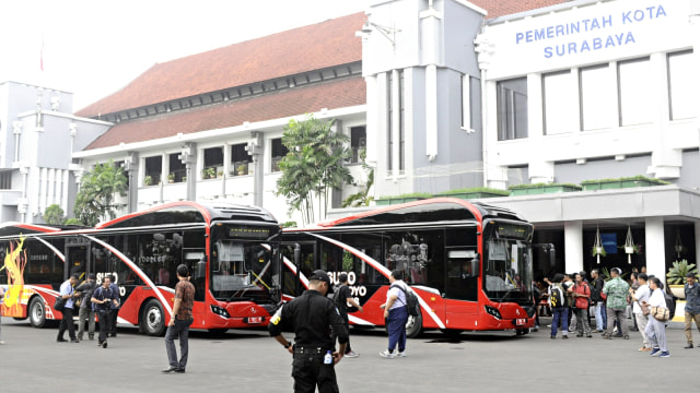 Pemerintah kota Surabaya resmi meluncurkan sepuluh armada Suroboyo Bus tambahan di lapangan Balai Kota Surabaya, Jumat (4/1). (Foto: Nuryatin Phaksy Sukowati/kumparan)