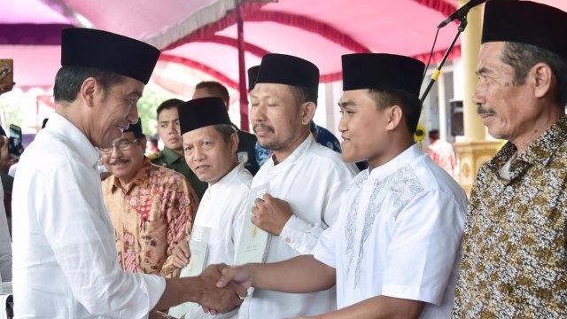 Presiden Jokowi serahkan sertifikat tanah wakaf kepada warga di Ponorogo, Jawa Timur. (Foto: Biro Pers Sekretariat Presiden/Muchlis Jr)