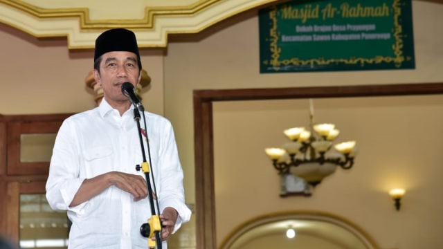 Presiden Jokowi serahkan sertifikat tanah wakaf kepada warga di Ponorogo, Jawa Timur. (Foto: Biro Pers Sekretariat Presiden/Muchlis Jr)