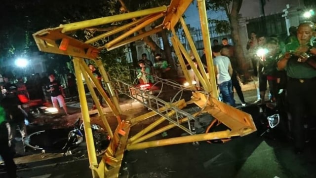 Pengendara motor tertimpa muatan truk di Pondok Payung, Jakarta Timur (Foto: Ig @jktinfo)