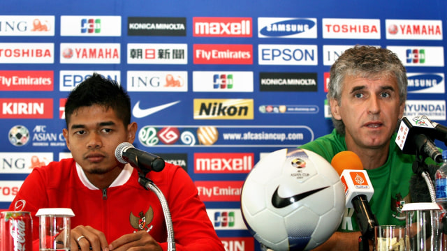 Ivan Kolev (kiri) menjalani jumpa pers pra-pertandingan Piala Asia 2007 bersama Bambang Pamungkas. (Foto: Adek Berry/AFP)