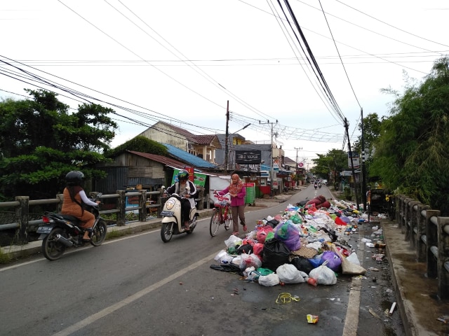 Sampah Bikin Macet, Jalan Cemara Raya Dikaji Satu Arah