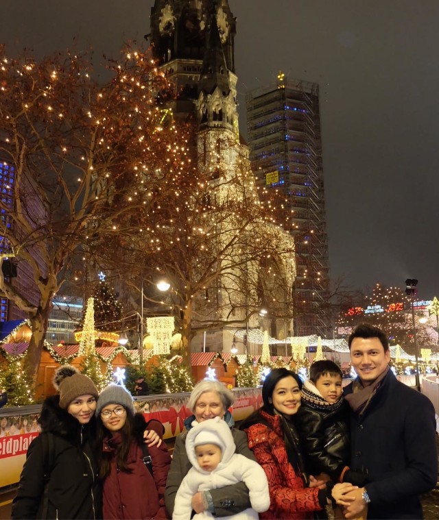 Titi Kamal dan Christian Sugiono Beserta Keluarga Rayakan Tahun Baru di Berlin, Jerman (Foto: Instagram (@titi_kamall))