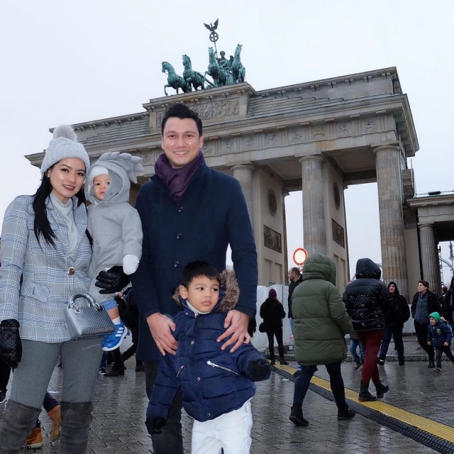 Titi Kamal, Christian Sugiono Beserta Kedua Anaknya Berpose di Brandenburger Tor, Jerman (Foto: Instagram (@titi_kamall))