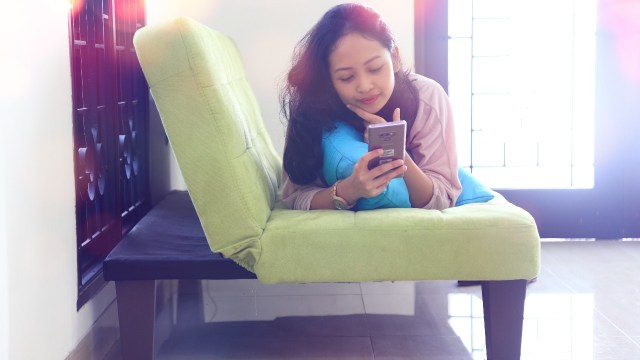 Mencari Pasangan Lewat Kencan Online Bisa Dilakukan Dimana Saja dan Kapan Saja. Foto: Aditia Noviansyah/ kumparan
