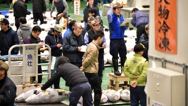 Suasana di acara lelang ikan pertama di tahun 2019 di Pasar Toyosu, Tokyo, Jepang. (Foto: AFP/KAZUHIRO NOGI)