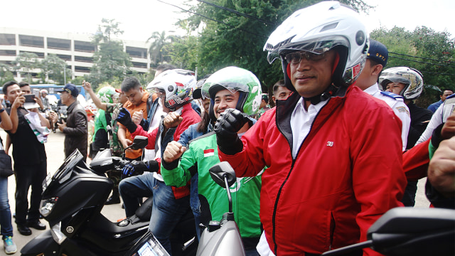 Menteri Perhubungan Budi Karya Sumadi (kanan) bersiap mengendarai sepeda motor saat mengikuti kampanye "safety riding". (Foto: ANTARA FOTO/ Kahfie kamaru)