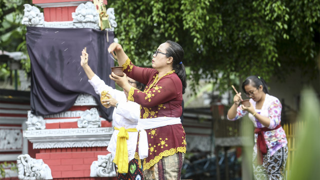 Umat hindu melakukan persembahyangan Hari Raya Kuningan di Pura Agung Sriwijaya, Palembang. (Foto: ANTARA FOTO/Nova Wahyudi)