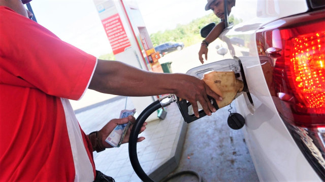 Petugas SPBU sedang melayani pembeli bahan bakar untuk kendaraan roda empat. Foto: Irfan Adi Saputra/kumparan