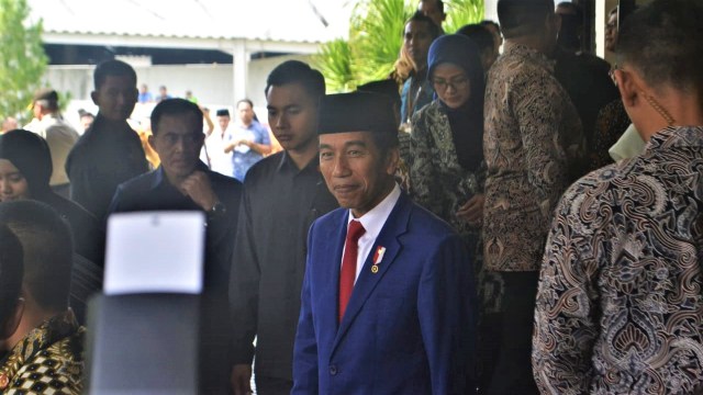 Presiden Jokowi hadir di Akad Nikah Putri Menteri Riset dan Teknologi untuk menjadi saksi. (Foto: Dok. Istimewa)
